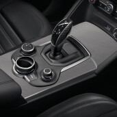 50549335_ornament_cutie_viteza_Alfa_Giulia